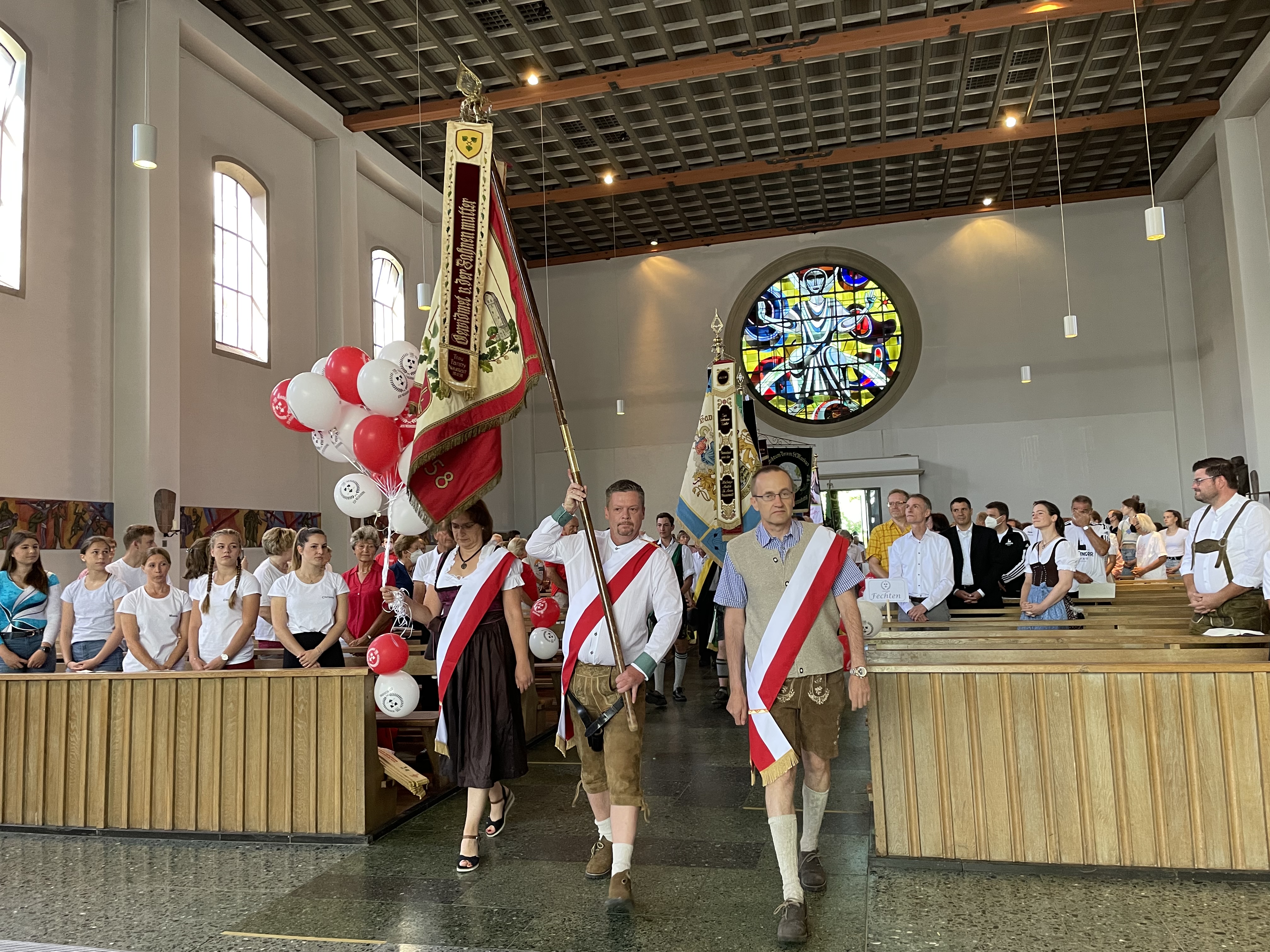 Fahnenumzug Kirche